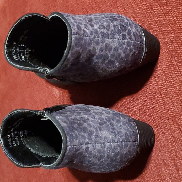 Black and Animal Print size 6 Ankle Booties - Picture 2 of 6